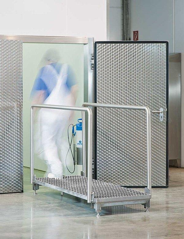 STEPGATE II sole cleaning system, wet cleaning, WLH (mm) 820 x 1960 x 1180