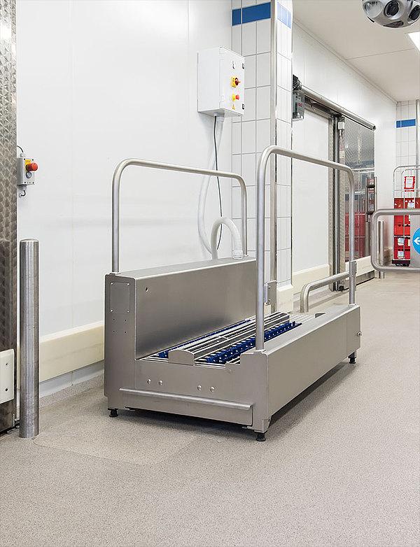 NEPTUN SCS 1 DRY boots cleaning machine, stepping by, with dust collection drawer, WDH (mm) 1440 x 830 x 1170