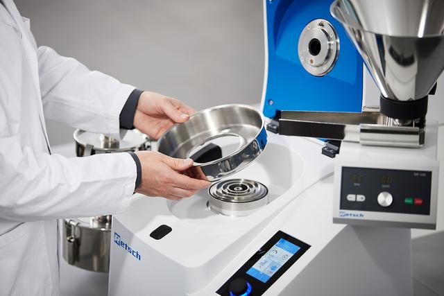 Retsch Ultra Centrifugal Mill ZM 300, with 900 ml cassette, 230 V, 50/60 Hz