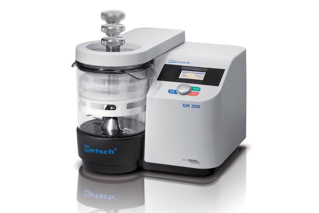 Retsch Knife Mill GRINDOMIX GM 300, complete with grinding container 5 litre of autoclavable plastic, standard lid, knife and scraper, 220–230 V, 50/60 Hz